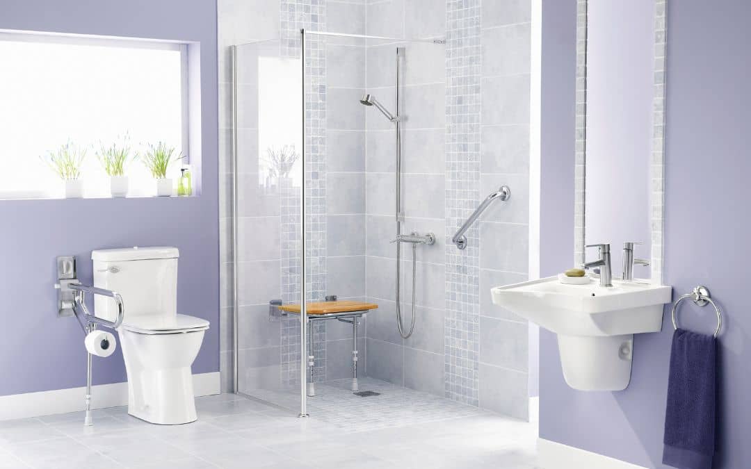baño adaptado con asideros y silla de ruedas