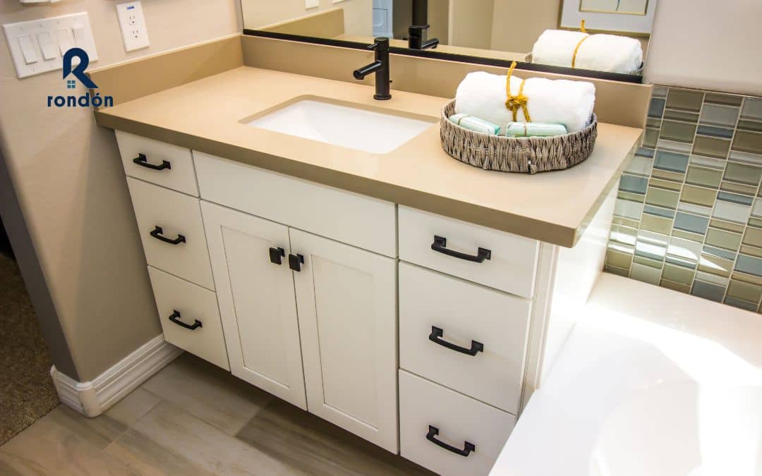 Trucos para reformar baños pequeños. Almacenamiento para baños