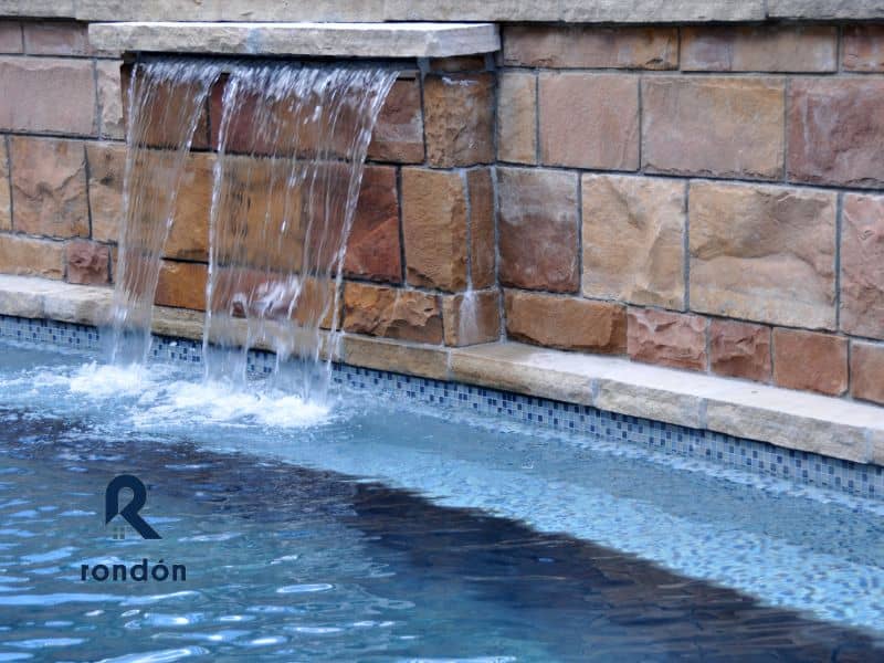 Cascada en la piscina