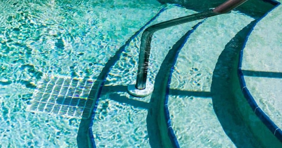 Mantener limpia el agua de la piscina