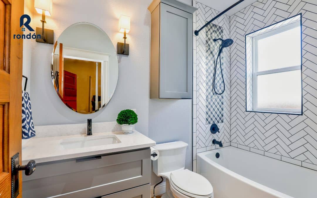 Trucos para reformar baños pequeños. Espejos ovalados para baños