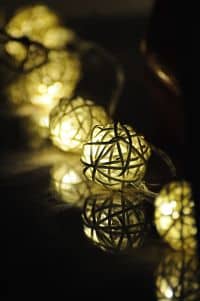 La cocina más acogedora para Navidad con guirnaldas de luces LED