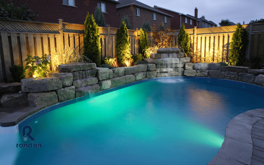Importancia de instalar iluminación en la piscina