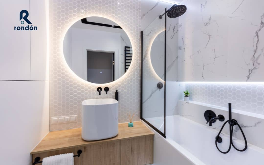 Trucos para reformar baños pequeños. Luz decorativa baño