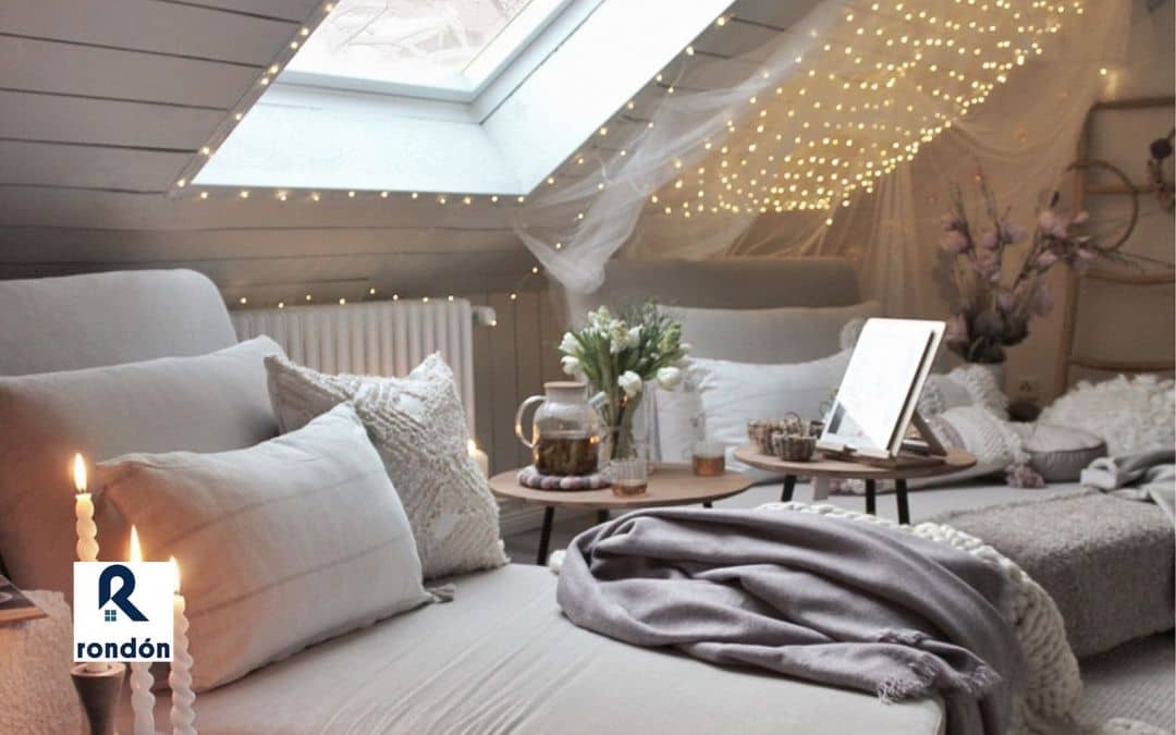 Zona de lectura en la buhardilla