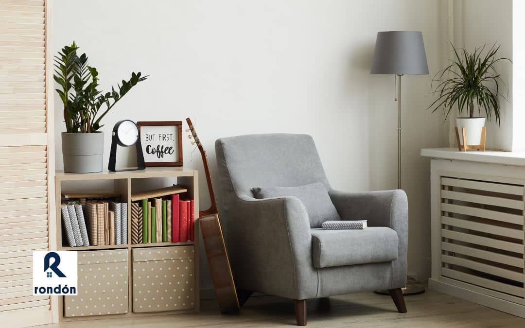 Sillón de lectura en el salón