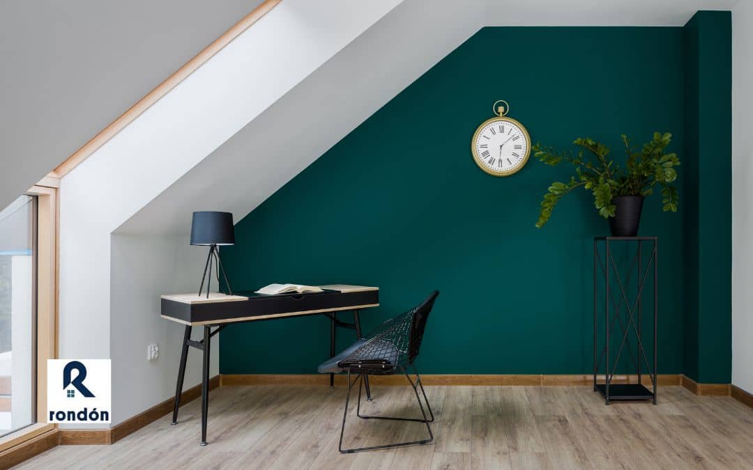 Rincón de teletrabajo en el desván